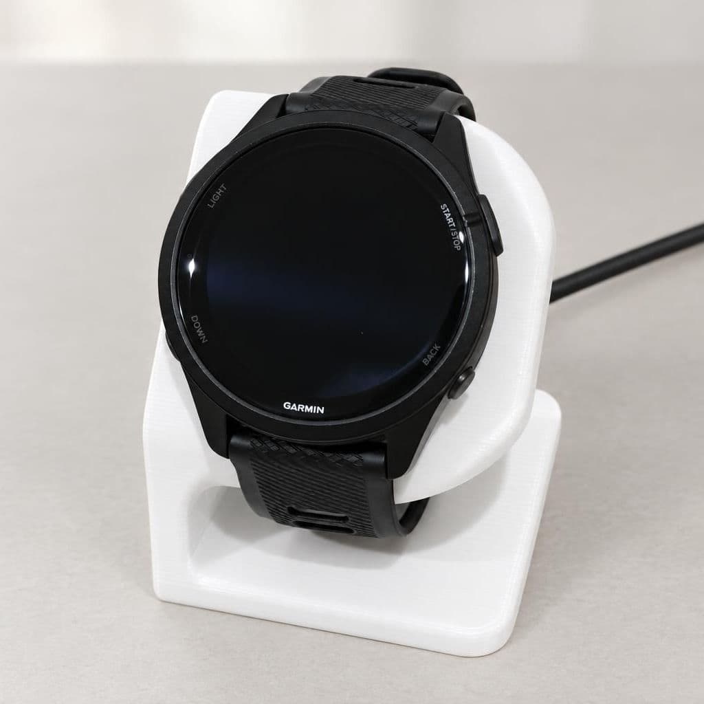 Garmin-klokke på hvitt klokkestativ, sett forfra